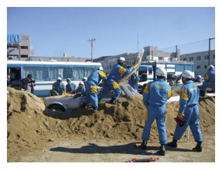 写真　土砂に埋もれた車両からの救出救助訓練を行う広域緊急援助隊