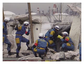 トピックス 写真　倒壊ビルからの救出救助訓練を行う特別救助班