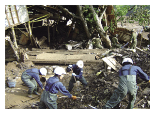 トピックス 写真　被災地で活動する広域緊急援助隊