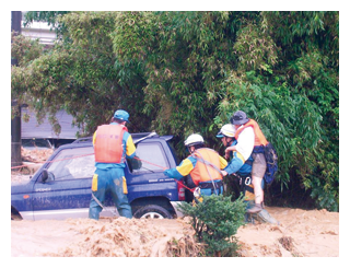 中国・九州北部豪雨に伴い救出救助に当たる広域緊急援助隊