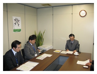 熊本犯罪被害者支援センターの担当者から説明を受ける国家公安委員会委員（右側）