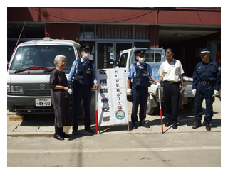 被災地域に設置された臨時交番を視察する兵庫県公安委員会委員長（左）