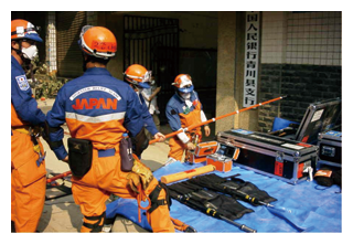 中国において救助用画像探索機を準備する国際緊急援助隊