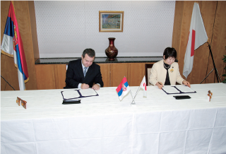 国家公安委員会委員長とセルビア内務大臣との間の覚書の署名