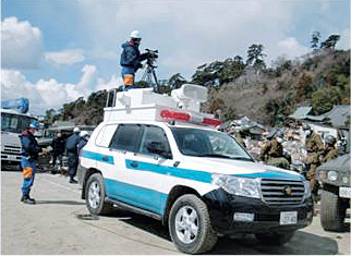 被災現場の映像を伝送する機動警察通信隊員