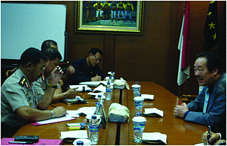 インドネシア国家警察幹部と協議中の専門家