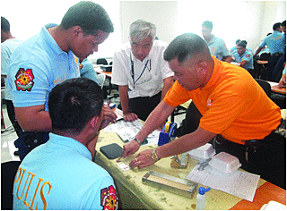 フィリピン国家警察において指紋の採取技術を指導中の専門家