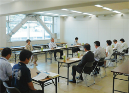 鳥取県教育委員会委員と意見交換を行う同県公安委員会委員（正面）