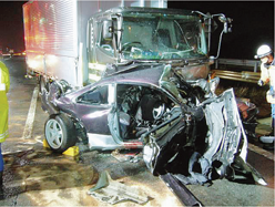 高速道路において交通事故により停車中の車両に後続車が衝突した状況