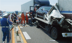 大型トラックの交通事故現場