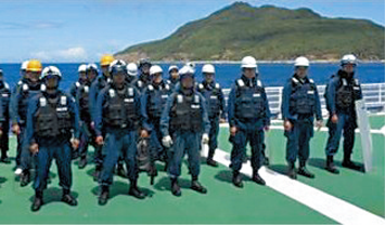 尖閣諸島周辺海域で警戒に当たる部隊員