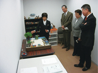 少年サポートセンターを視察する滋賀県公安委員会委員（右側）
