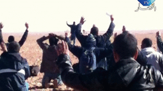 アルジェリア・イナメナスにおける襲撃テロ事件で武装集団に投降する人々（時事）