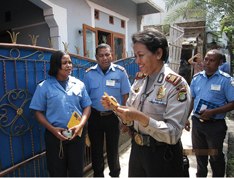 インドネシアにおける同国警察官（右から二人目）による東ティモール警察官に対する巡回連絡研修の様子