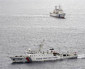 中国海警局の船（手前）と海上保安庁の巡視船（共同）