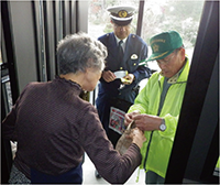 高齢者宅訪問による交通安全指導