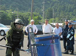 爆発物処理訓練を視察する福井県公安委員会委員