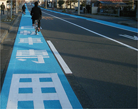 自転車専用通行帯の設置例（静岡県菊川市）