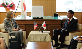 国家公安委員会委員長と駐日米国大使との会談の様子