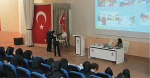 トルコでのアフガニスタン女性警察官への講義の様子