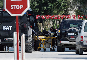 チュニジアにおけるテロ事件の現場付近（EPA＝時事）