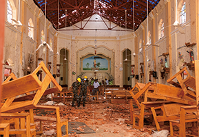 スリランカにおける連続爆弾テロ事件の現場（NurPhoto）