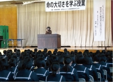 中学校における被害者遺族の講話の写真