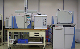 Stable isotope ratio mass spectrometer (lower-right) and the peripherals.