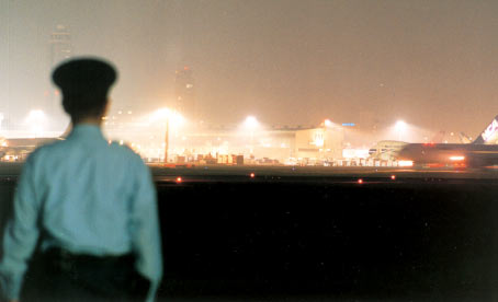 空港において徹宵警戒に当たる機動隊員（平成14年8月、千葉）