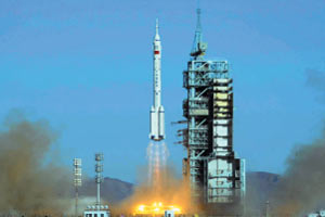 中国の有人宇宙飛行船「神舟５号」の打ち上げ