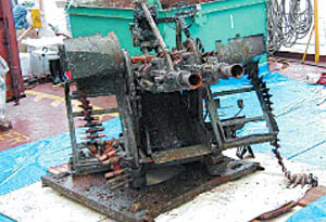 工作船から押収された対空機関銃 写真