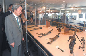 工作船から押収された銃器等を視察する首相 写真