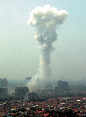 「インドネシア・ジャカルタにおける豪州大使館前爆弾テロ事件」（9月）（時事）