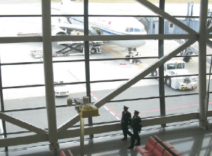 関西国際空港内での警戒活動(大阪)