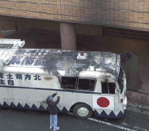 在大阪中国総領事館に対する街宣車正門突入車両焼燬事件(4月、大阪)(共同)