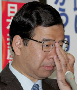 参院選挙開票・会見する志位委員長(7月、東京)(時事)