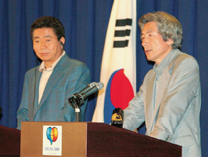 日韓首脳会談後の共同記者会見に臨む両首脳（12月、鹿児島）（共同）