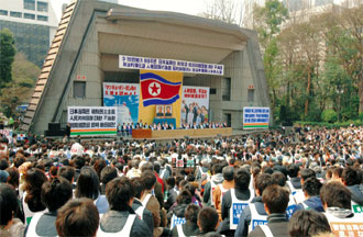 日本政府による対北朝鮮措置の延長に抗議する朝鮮総聯主催の集会（10月、東京）（時事）