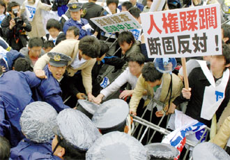 警視庁及び兵庫県警察による姉弟拉致容疑事案に伴う捜索に対し抗議する朝鮮総聯関係者（4月、東京）（共同）