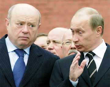 フラトコフ新SVR長官とプーチン大統領（時事）