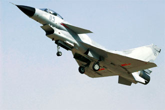 中国の最新型戦闘機「殲（せん）10」（時事）