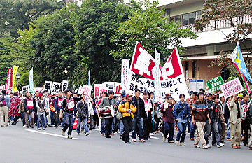 「全国労働者総決起集会」開催時のデモ（11月、東京）