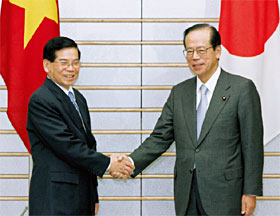 来日したチエット・ベトナム国家首席と握手を交わす福田首相（11月）（共同）