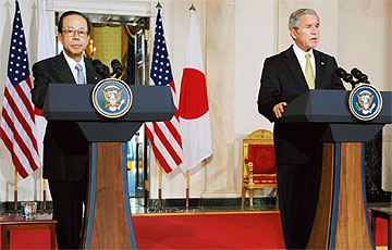 首脳会談を終え共同記者会見する福田首相とブッシュ大統領（11月、米国）（共同）