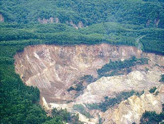 大規模な土砂崩落による地形の変化（平成20年岩手・宮城内陸地震）