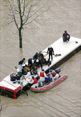 観光バス屋上に孤立した乗客を救助する機動隊（京都府舞鶴市）（産経新聞社提供）