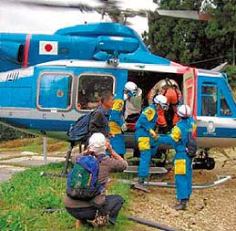 警察ヘリコプターによる住民の救出活動（新潟県山古志村）