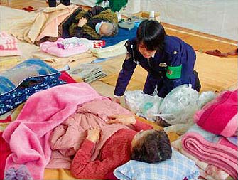 避難住民に声をかける女性警察官（石川県輪島市）