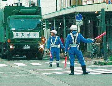 交差点において整理・誘導活動を行う交通機動隊員（新潟県柏崎市）