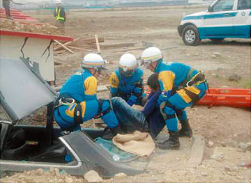 土砂に埋もれた車内からの救出訓練を行う特別救助班（9月、大阪）